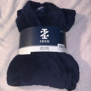 NWT men’s navy blue Izod fleece bathrobe. One size